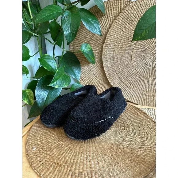 Zizor women’s size 9 black fuzzy Slippers - Picture 1 of 8